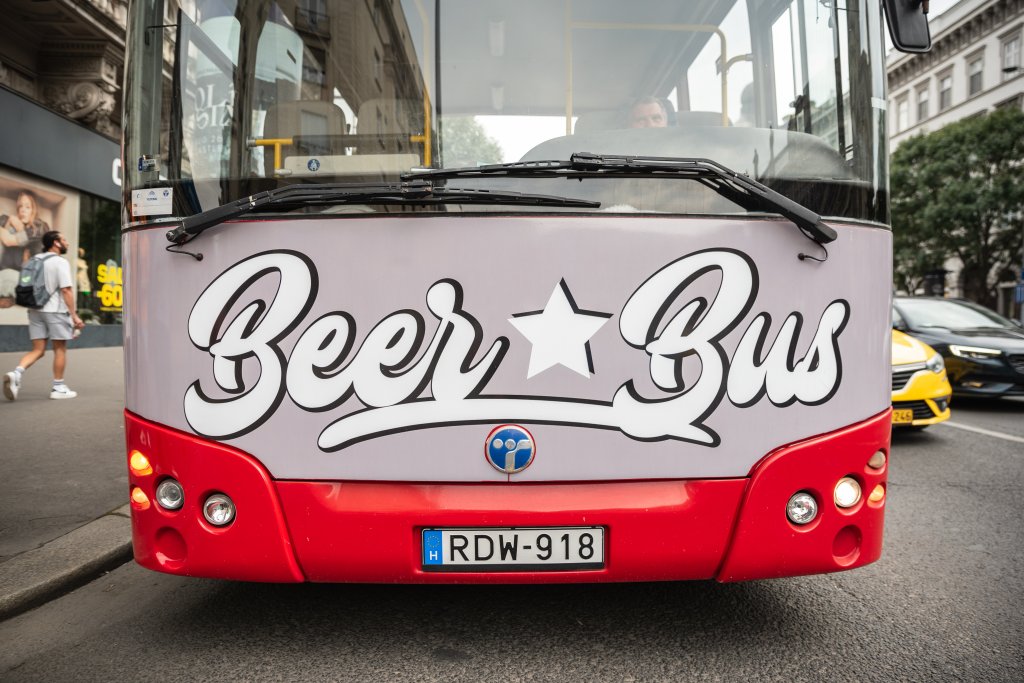 Starten Sie das neue Jahr mit dem BeerBus Budapest: Sightseeing, Erkundung und Feiern!