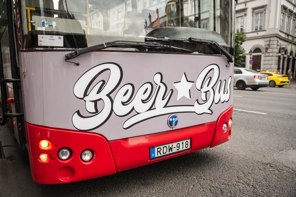 Sippen, Sehen und Sightseeing: Warum der Beer Bus Budapests ultimatives Erlebnis ist