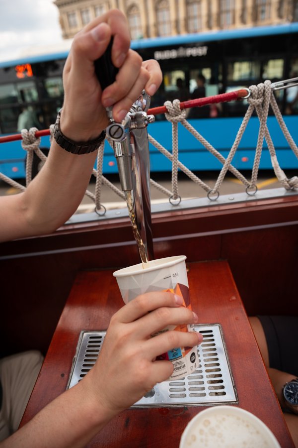 Schlucke, Sehenswürdigkeiten und Socializing: Warum der Beer Bus Budapests bester Schachzug ist