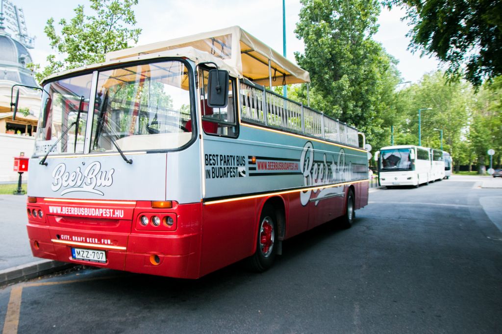 Watch: Budapest Says Goodbye to Iconic Ikarus Bus 